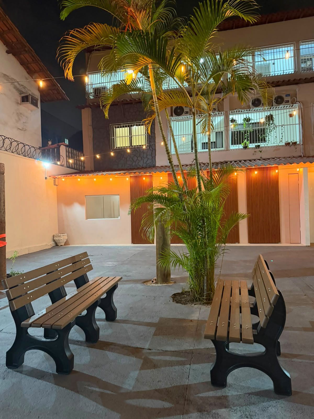 Área de convivência externa iluminada